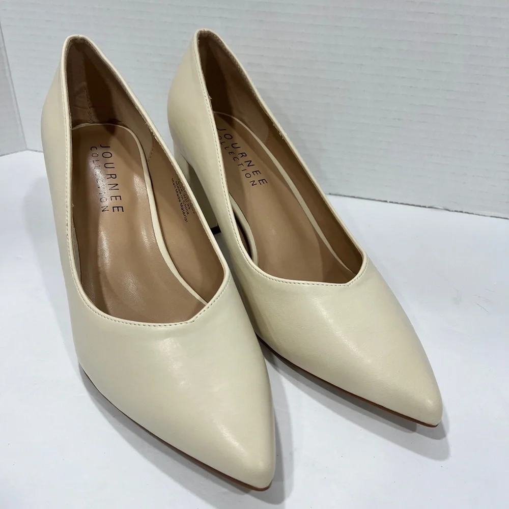 Journee Collection Womens Simonne Pointed Toe Block Heel Pumps.‎ Size: 9.5WD